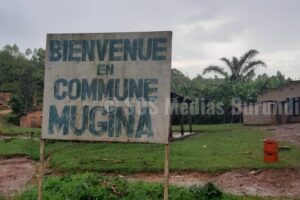Une pancarte montrant la commune de Mugina