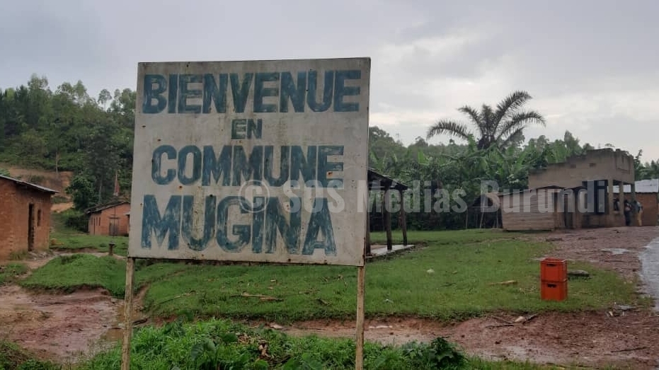 Une pancarte montrant la commune de Mugina