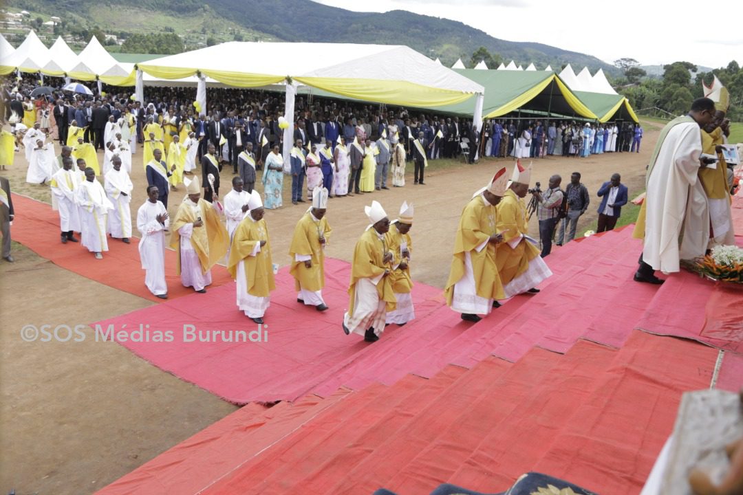 Les évêques catholiques du Burundi lors de l'ordination de l'évêque de Bururi