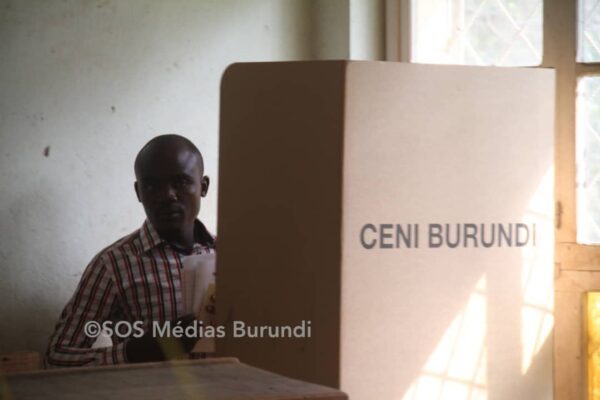 un homme dans un bureau de vote aménagé par la CENI au Burundi © SOS Médias Burundi