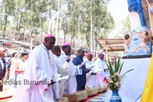 Évariste Ndayishimiye, la Première dame Angéline Ndayubaha et plusieurs hautes autorités se recueillent devant une statue de la Vierge Marie à Mugera, aux côtés des évêques catholiques du Burundi. Ce sanctuaire, situé dans la province de Gitega, est le lieu de pèlerinage marial le plus fréquenté du pays, notamment lors des célébrations de l’Assomption © SOS Médias Burundi