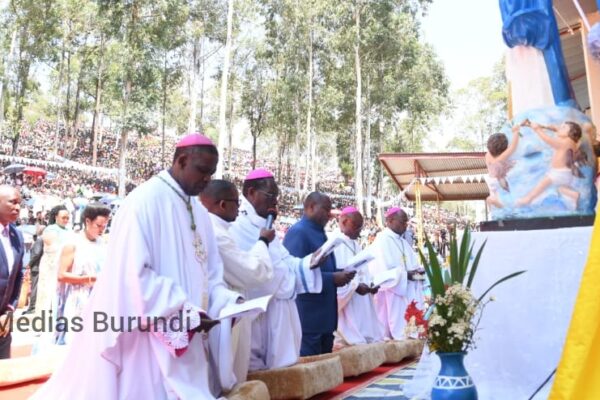 Évariste Ndayishimiye, la Première dame Angéline Ndayubaha et plusieurs hautes autorités se recueillent devant une statue de la Vierge Marie à Mugera, aux côtés des évêques catholiques du Burundi. Ce sanctuaire, situé dans la province de Gitega, est le lieu de pèlerinage marial le plus fréquenté du pays, notamment lors des célébrations de l’Assomption © SOS Médias Burundi