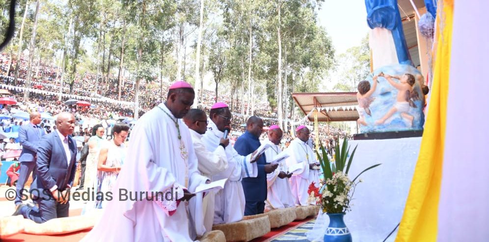 Évariste Ndayishimiye, la Première dame Angéline Ndayubaha et plusieurs hautes autorités se recueillent devant une statue de la Vierge Marie à Mugera, aux côtés des évêques catholiques du Burundi. Ce sanctuaire, situé dans la province de Gitega, est le lieu de pèlerinage marial le plus fréquenté du pays, notamment lors des célébrations de l’Assomption © SOS Médias Burundi