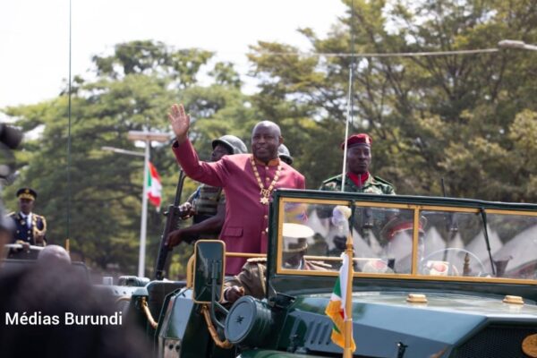 Le président Évariste Ndayishimiye passe les troupes en revue avant la cérémonie marquant le 60ème anniversaire de l'indépendance du Burundi, le premier juillet à Bujumbura
