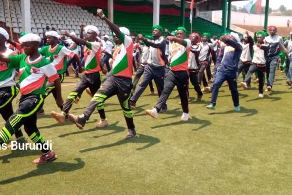 Des Imbonerakure en parade militaire lors d'une journée leur dédiée