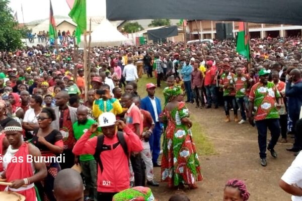Rugombo : deux hommes de l’opposition violemment agressés par des Imbonerakure Des militants du CNL dans un rassemblement de leur parti © SOS Médias Burundi