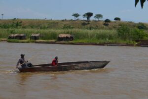 Deux hommes sur une barque dans la rivière Rusizi non loin de laquelle les deux corps ont été retrouvés ©SOS Médias Burundi