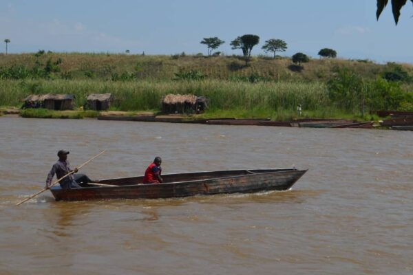Deux hommes sur une barque dans la rivière Rusizi non loin de laquelle les deux corps ont été retrouvés ©SOS Médias Burundi