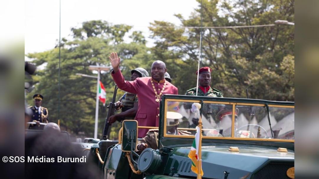 Le président Évariste Ndayishimiye passe les troupes en revue en marge de la célébration de la fête de l'indépendance dans la ville commerciale Bujumbura, le premier juillet 2022, Sos Médias Burundi