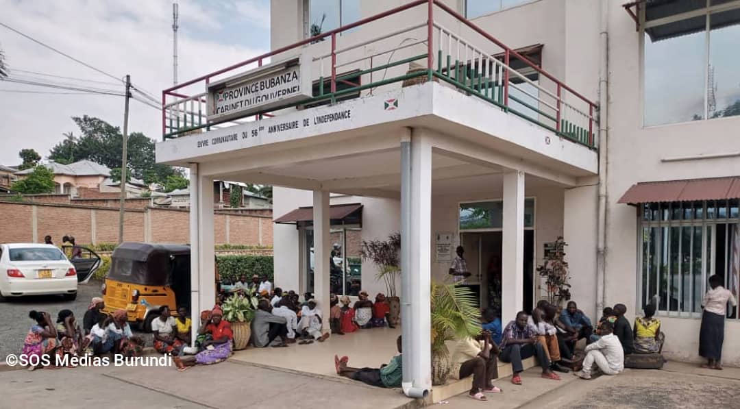 Des habitants expropriés de leurs terres à Mudubugu organisent un sit-in devant les bureaux de l'ancienne province de Bubanza, octobre 2022 © SOS Médias Burundi