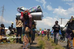 Women flee Sake (North Kivu, DR ) with their household effects, February 7, 2024 (sos medias Burundi)