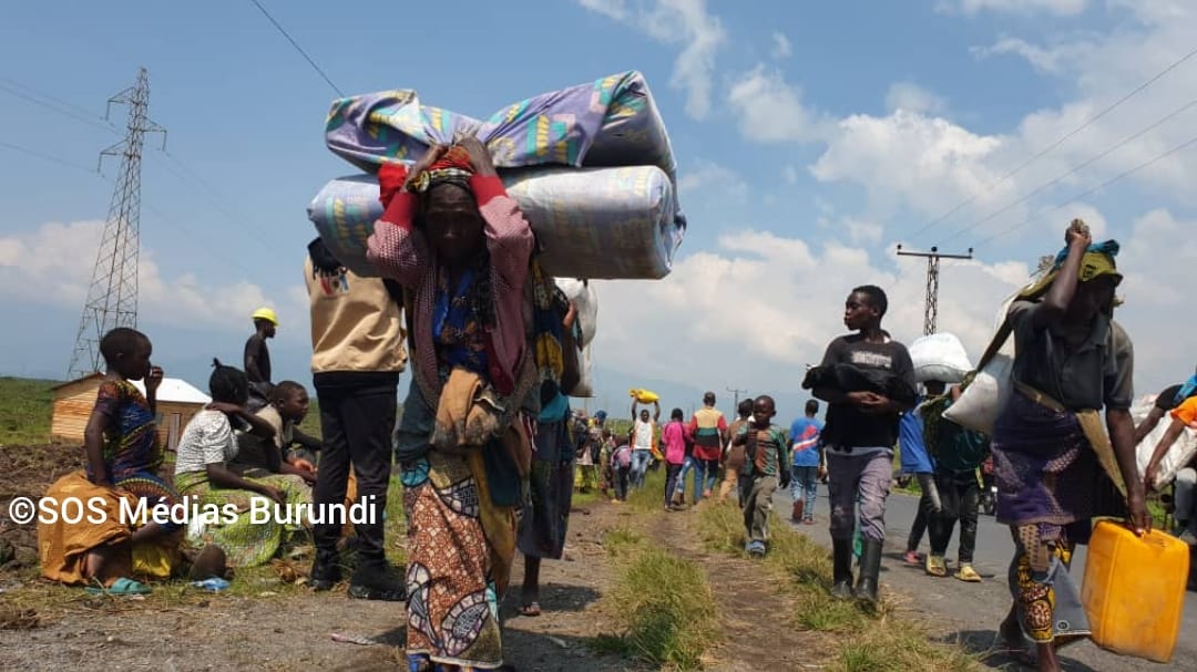 Women flee Sake (North Kivu, DR ) with their household effects, February 7, 2024 (sos medias Burundi)