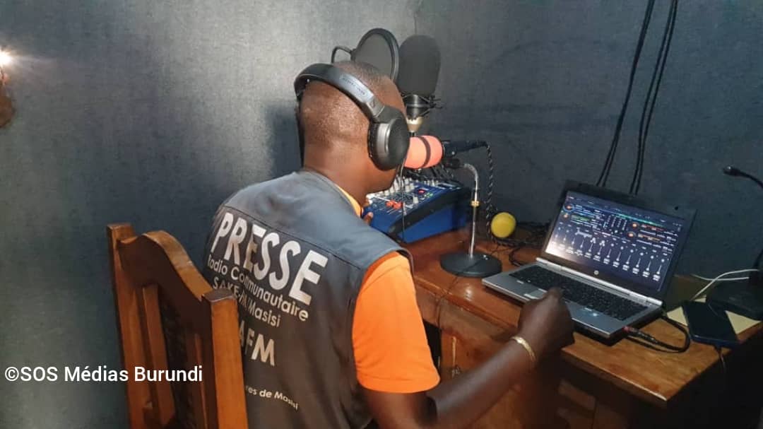 A displaced journalist turns up sounds in his tent in a refugee camp in Goma, June 2024 (sos medias burundi)