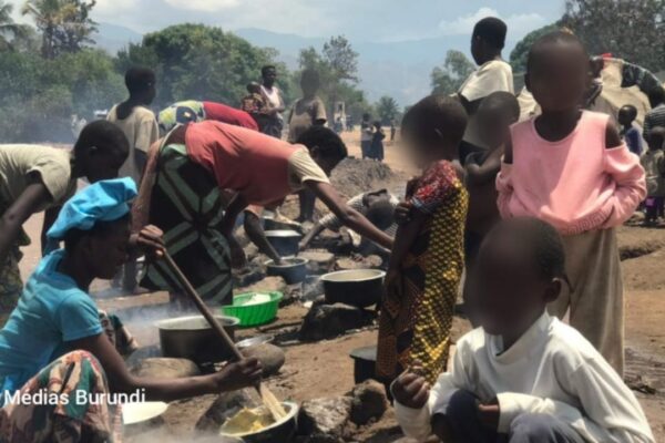 Women in the Mulongwe camp in the DRC prepare food in the open air (SOS Médias Burundi)
