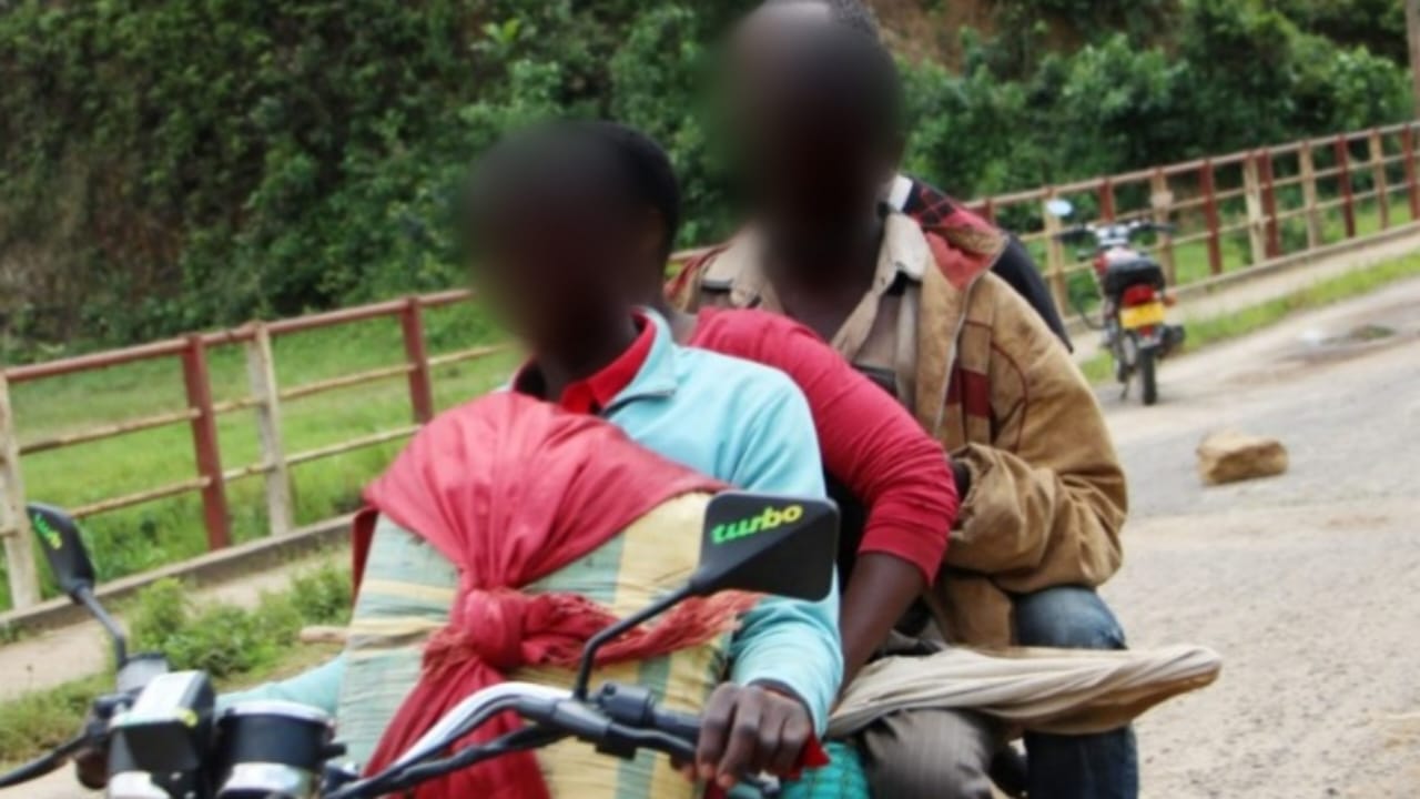 A man doing paid transport on a motorbike in Cibitoke (SOS Médias Burundi)