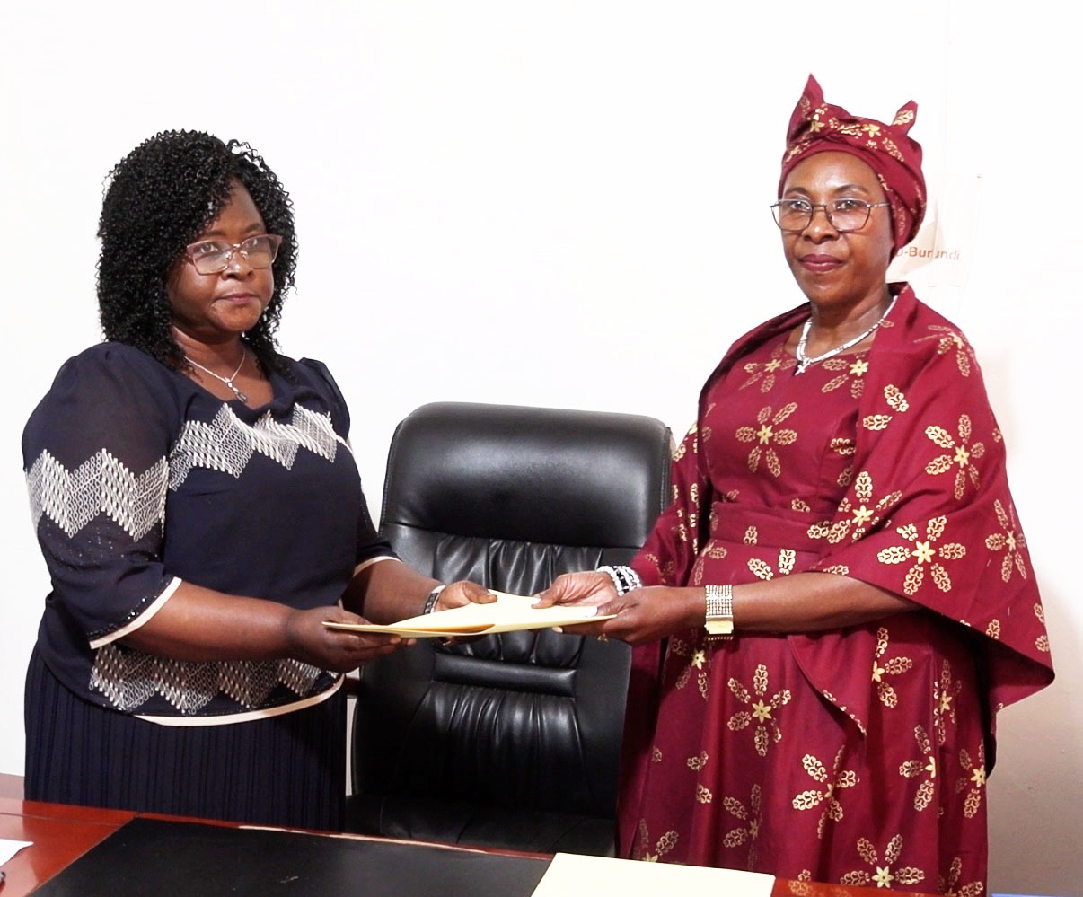 On the left, Espérance Ndayizeye takes office as the new boss of the CNC, replacing Vestine Nahimana on the right, DR