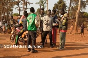 Young bikers chat in a street at Nyarugusu camp in Tanzania (SOS Médias Burundi)