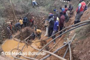 Men evacuate gold miners stuck in a hole on a mining site in Gagumbegeti, July 9, 2024 (SOS Médias Burundi)