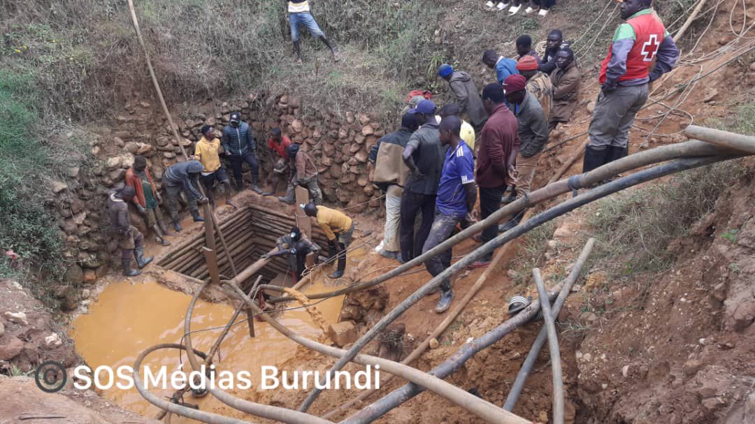 Men evacuate gold miners stuck in a hole on a mining site in Gagumbegeti, July 9, 2024 (SOS Médias Burundi)