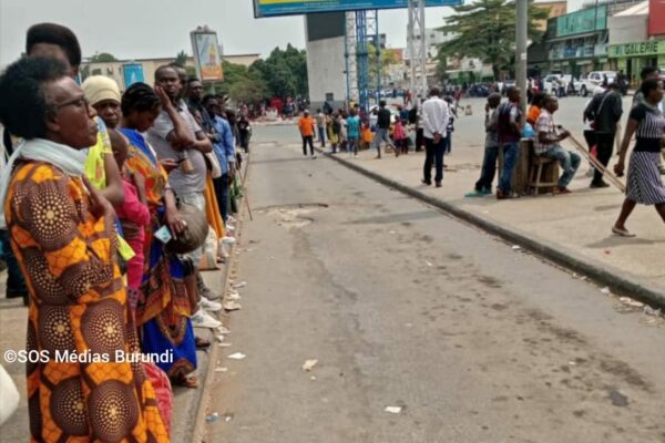 Hundreds of passengers, including women, wait for a bus for several hours, in vain, in the parking lot serving the north of the commercial city Bujumbura, July 9, 2024 (SOS Médias Burundi)