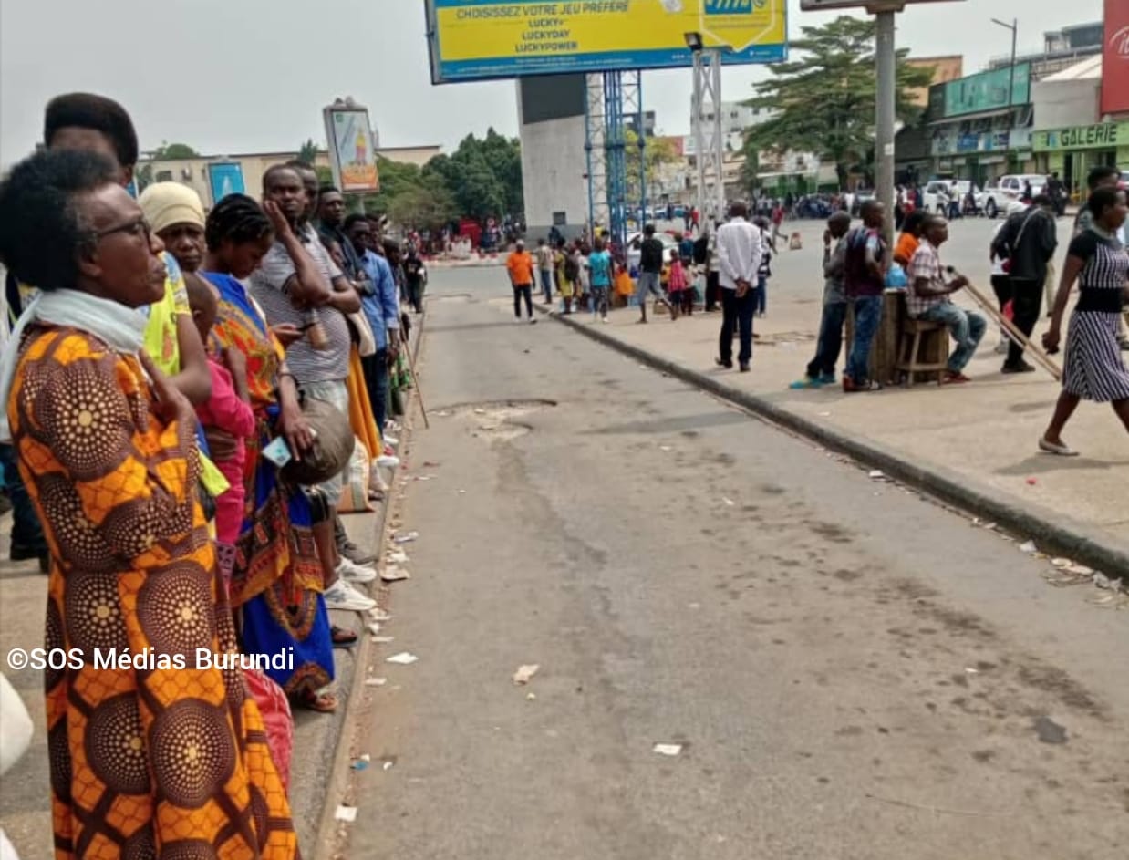 Hundreds of passengers, including women, wait for a bus for several hours, in vain, in the parking lot serving the north of the commercial city Bujumbura, July 9, 2024 (SOS Médias Burundi)