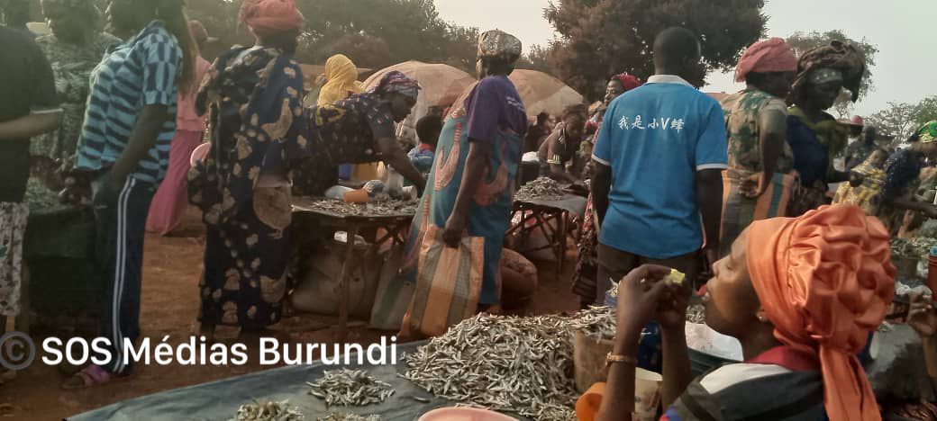 Food sellers in the now closed small market in Nyarugusu, July 2024 (SOS Médias Burundi)