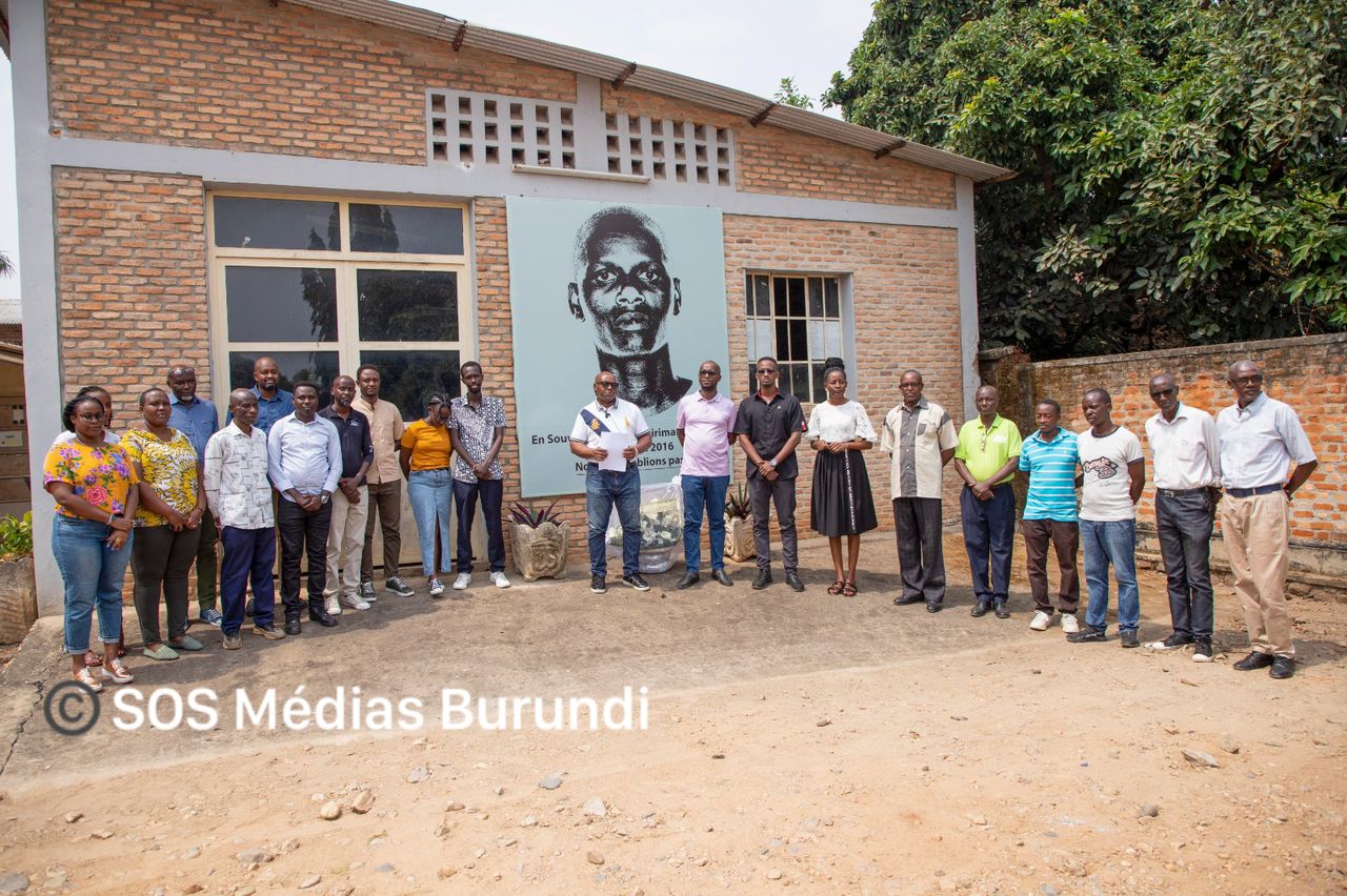 Photo : employees of the Iwacu press group gathered in the internal courtyard before Jean Bigirimana's portrait, July 23, 2024 in Bujumbura (SOS Médias Burundi)
