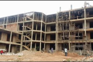 The provincial building under construction in Makamba for which inhabitants contribute in particular (SOS Médias Burundi)