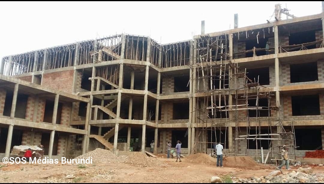 The provincial building under construction in Makamba for which inhabitants contribute in particular (SOS Médias Burundi)