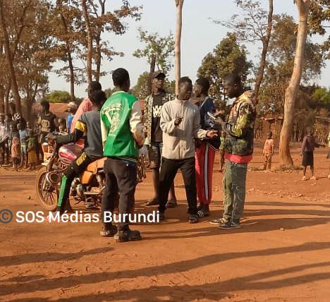 Young motorbike riders chat in a street at the Nyarugusu camp in Tanzania (SOS Médias Burundi)
