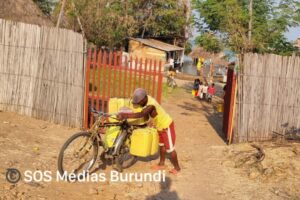 A bicycle taxi rider transports cans of drinking water for sale in the city of Rumonge, July 2024 (SOS Médias Burundi)