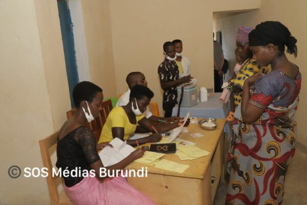 Young women participate in a program of birth control and children immunization in Rumonge in southwest Burundi (SOS Médias Burundi)