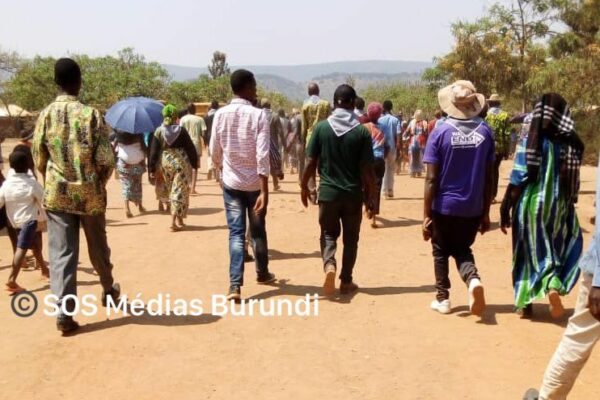 Congolese refugees including children follow the speeches of their leaders in Mahama, August 8, 2024 (SOS Médias Burundi)