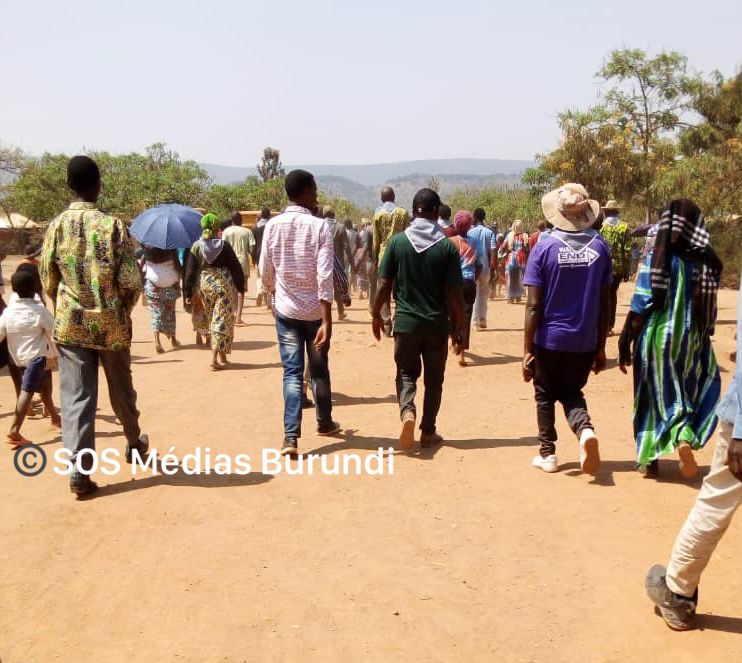 Congolese refugees including children follow the speeches of their leaders in Mahama, August 8, 2024 (SOS Médias Burundi)
