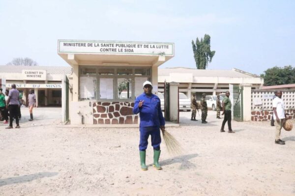 Burundian President Évariste Ndayishimiye photographed with a broom in hand in front of the Ministry of Health in Bujumbura, August 10, 2024, DR