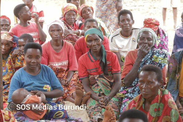 Women including breastfeeding mothers in an awareness session held by a cooperative in northern Burundi (SOS Médias Burundi).