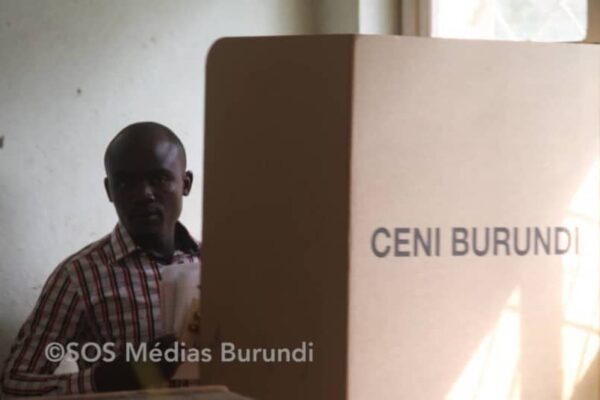 A man in a polling station in Burundi (SOS Médias Burundi).