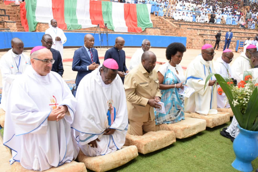 President Neva, First Lady Angeline Ndayishimiye, bishops and Burundian authorities prostrate themselves before the Statue of the Virgin Mary in Mugera, August 15, 2024, DR
