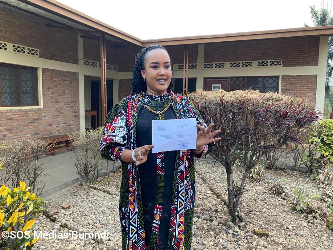 Floriane Irangabiye holds her release ticket in her hands, August 16, 2024 in Bubanza (SOS Médias Burundi)