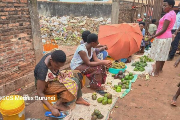 sellers display fruit near a landfill in the Nyaburumba neighborhood in the capital of Makamba, August 2024 (SOS Médias Burundi)