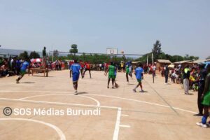 Volleyball players during a match at Mahama camp, August 2024 (SOS Médias Burundi)