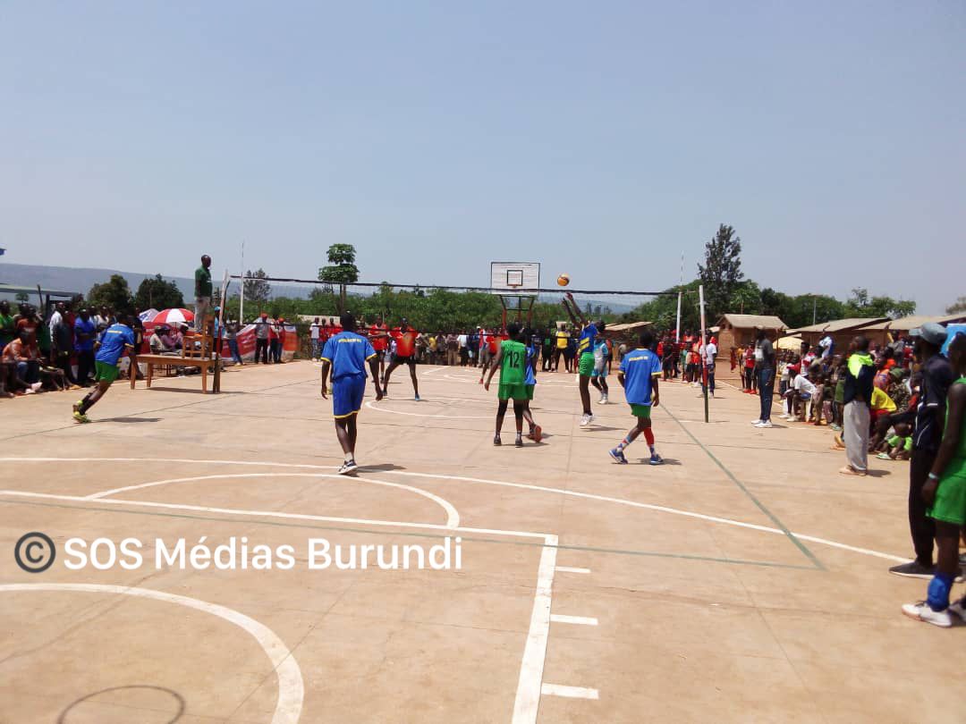 Volleyball players during a match at Mahama camp, August 2024 (SOS Médias Burundi)