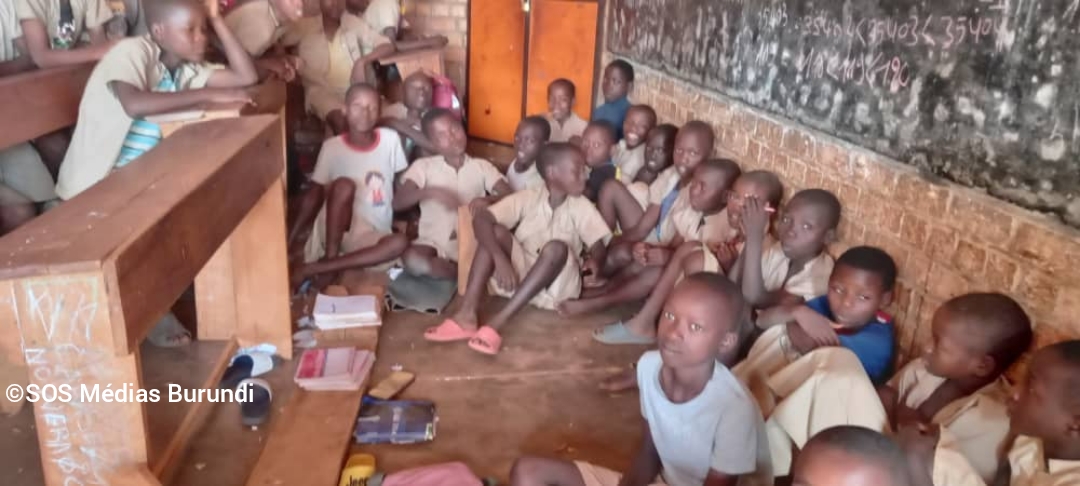 Schoolchildren in an overcrowded classroom in Cibitoke, July 2023 (SOS Médias Burundi)