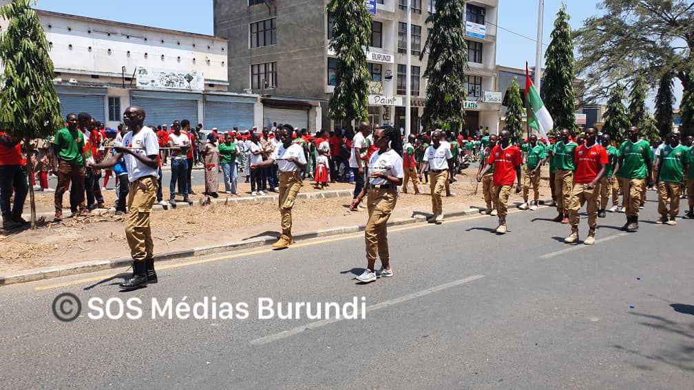 Demonstration of strength of Imbonerakure in Bujumbura (SOS Médias Burundi)