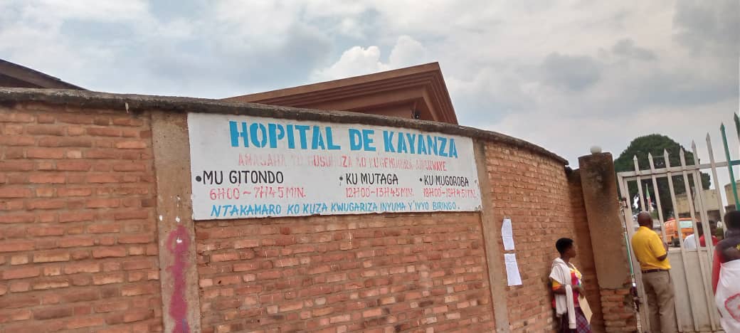 The entrance to the Kayanza hospital in northern Burundi where the only morgue is saturated (SOS Médias Burundi)
