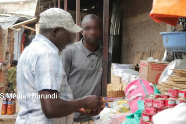 A man at a sugar point of sale in the commercial city of Bujumbura (SOS Médias Burundi)
