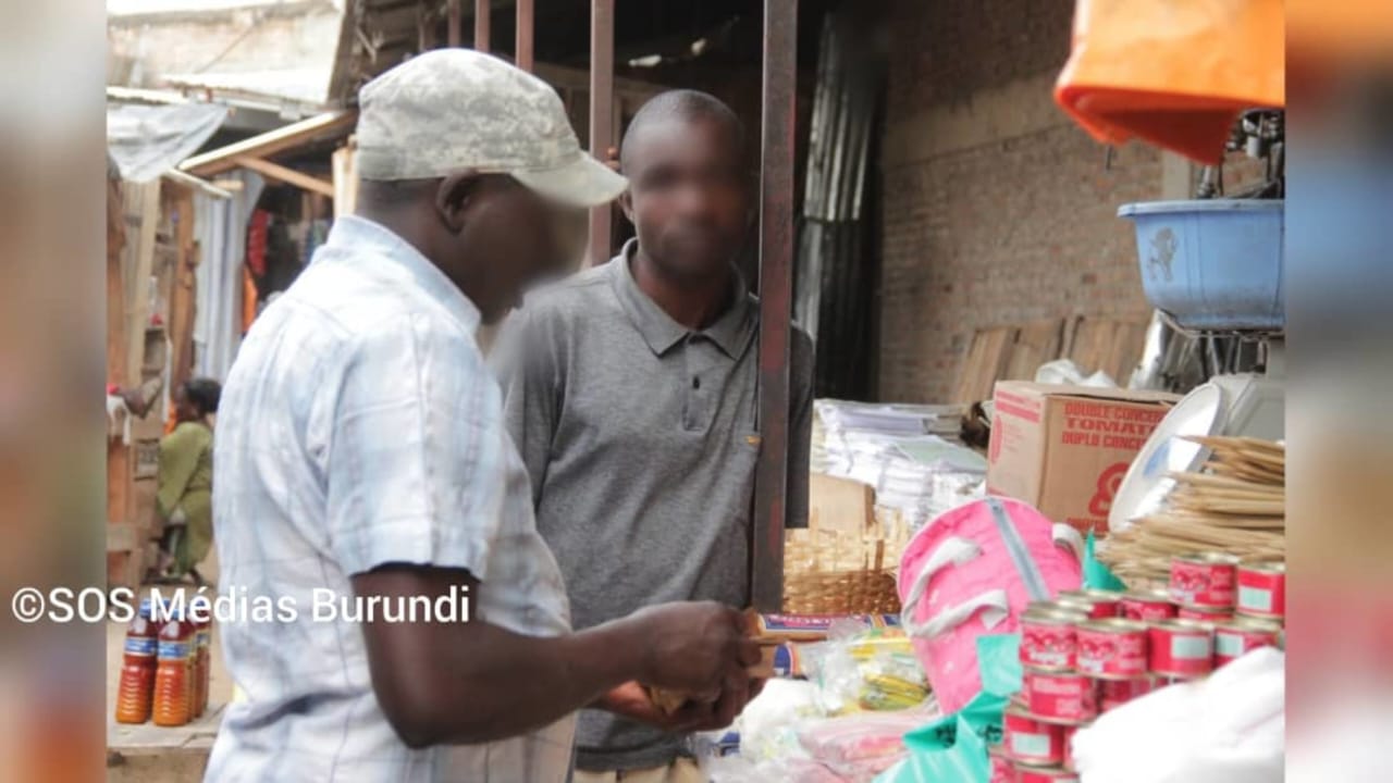 A man at a sugar point of sale in the commercial city of Bujumbura (SOS Médias Burundi)