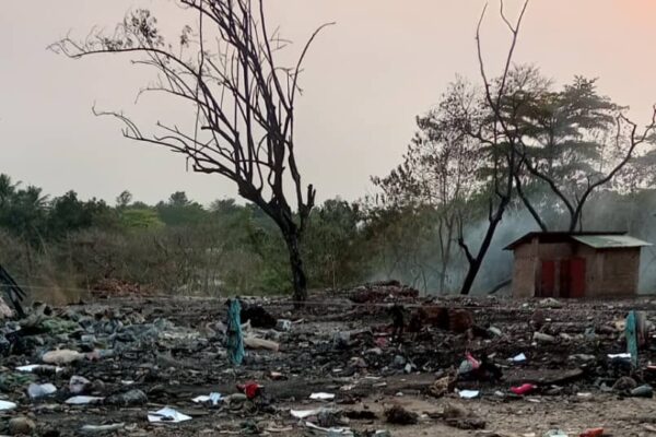 Smoke escapes from the market called "Ku k'abasazi" whose occupants are in total desolation (SOS Médias Burundi)