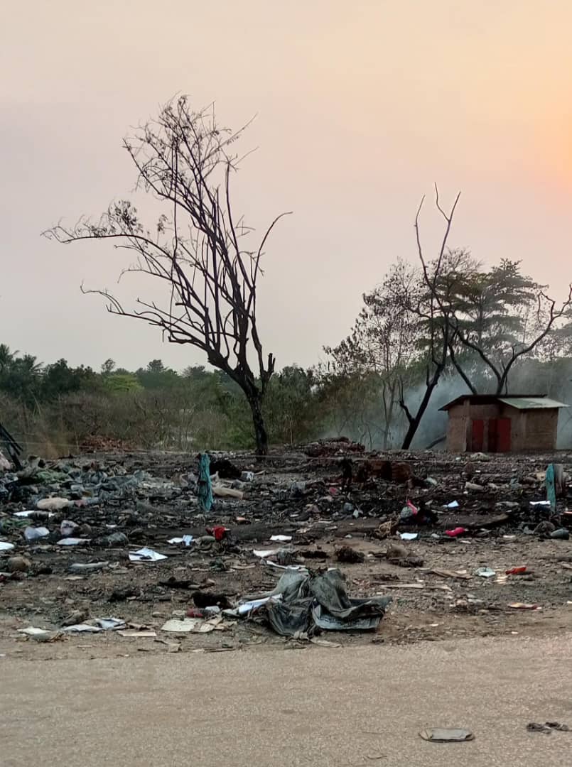 Smoke escapes from the market called "Ku k'abasazi" whose occupants are in total desolation (SOS Médias Burundi)
