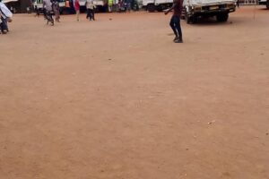 Vehicles of agents in charge of spraying on a field in the Mahama camp in eastern Rwanda (SOS Médias Burundi)